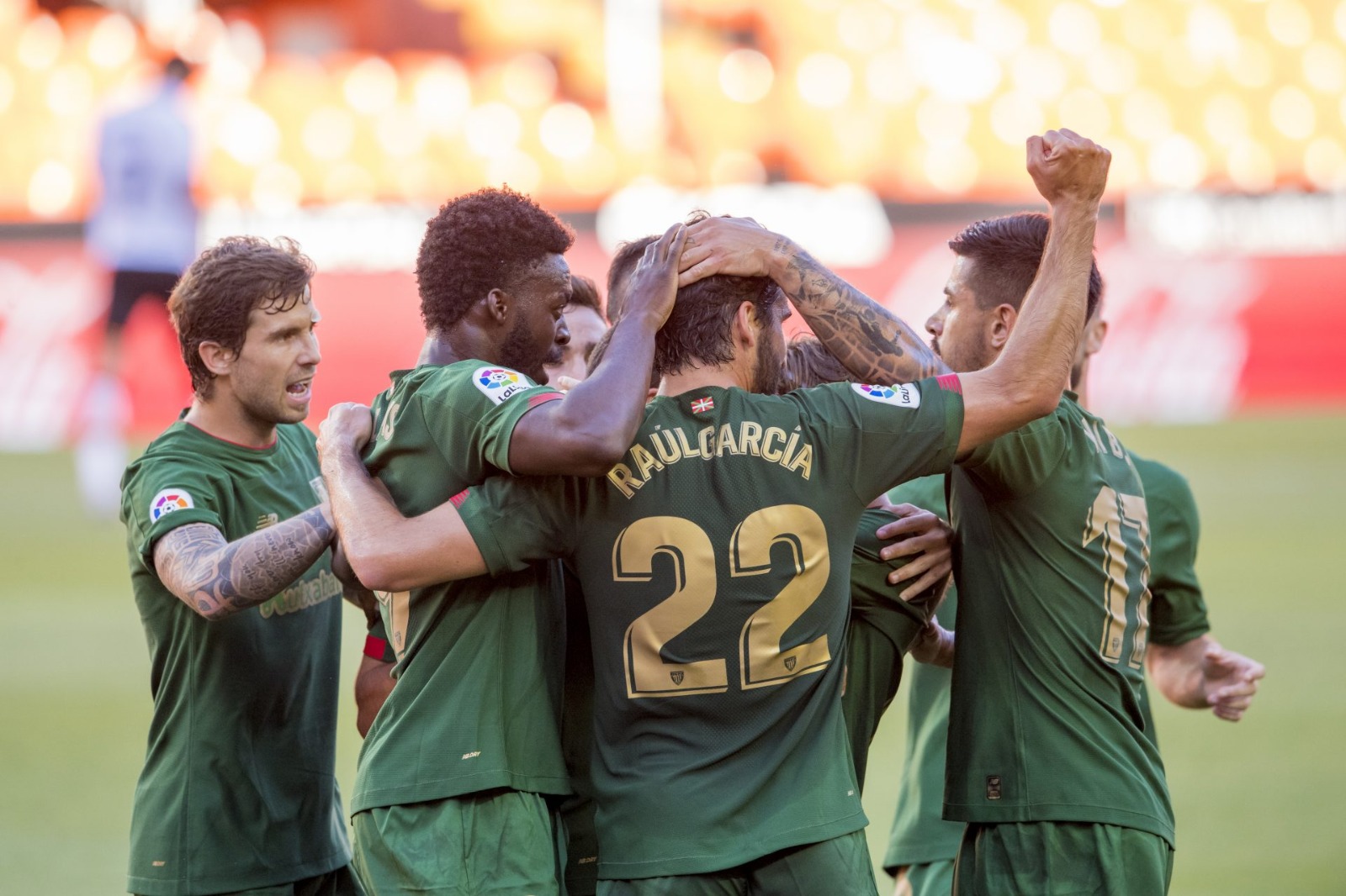 Athletic benefit from Valencia crisis Valencia-Athletic