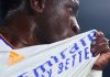 The new Vinicius: illusion with caution Vinicius besa el escudo del Real Madrid