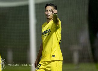 Canarian art at La Cerámica Yeremi Pino celebra un gol con el Villarreal