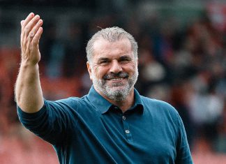 Postecoglou leads Tottenham to the top after a year adrift Postecoglou lleva al Tottenham a la cima tras un año a la deriva