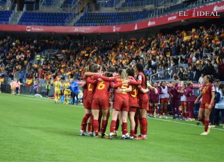España se da un baño de masas en La Rosaleda España se da un baño de masas en La Rosaleda