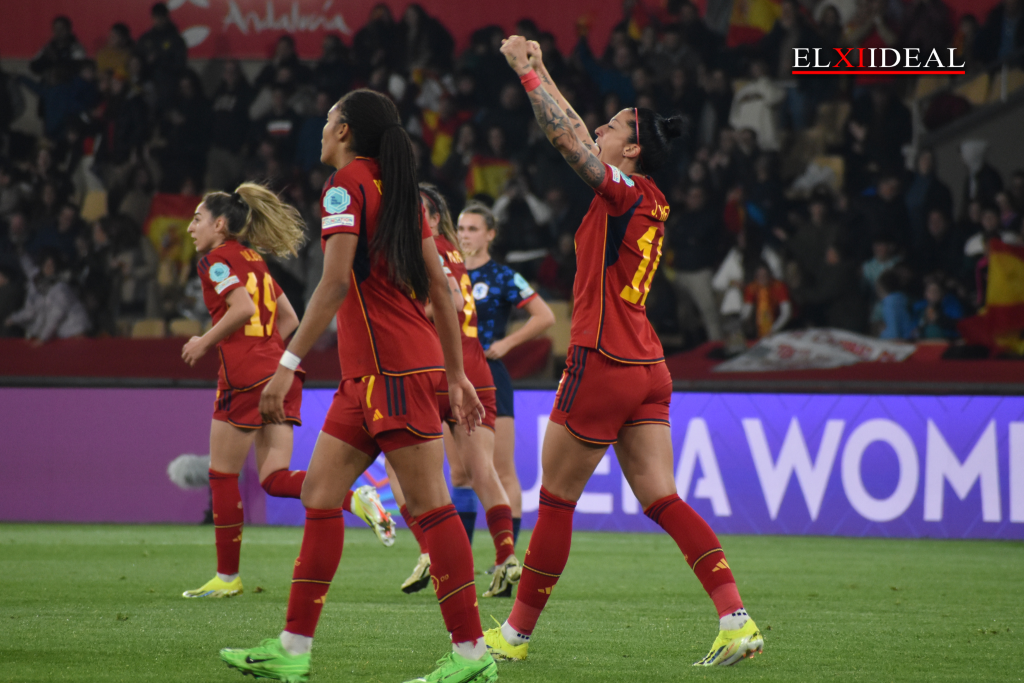 Jenni Hermoso y Salma Paralluelo celebran uno de los goles de España ante Países Bajos