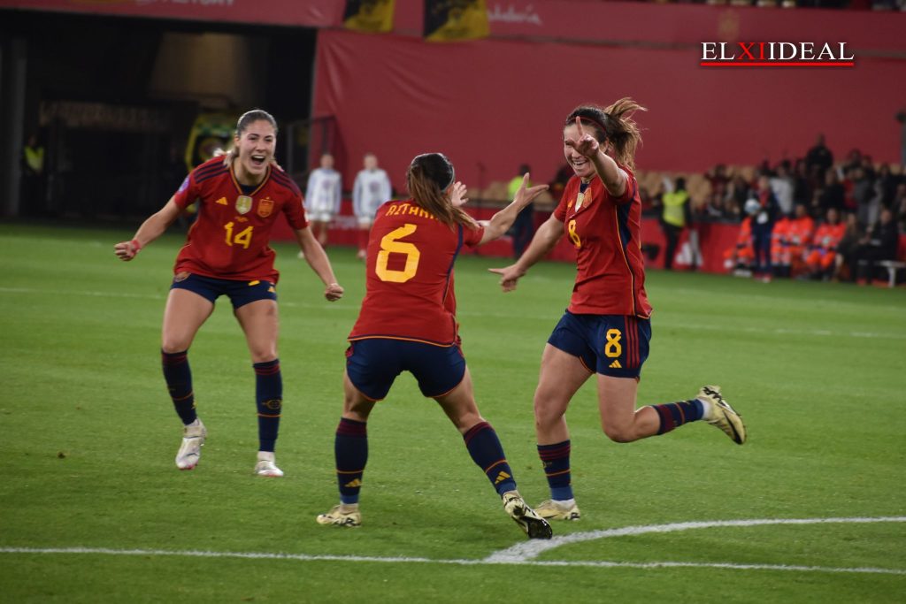 Laia Aleixandri, Aitana Bonmati y Mariona Caldentey celebran un gol de España ante Francia en la Final de la Nations League