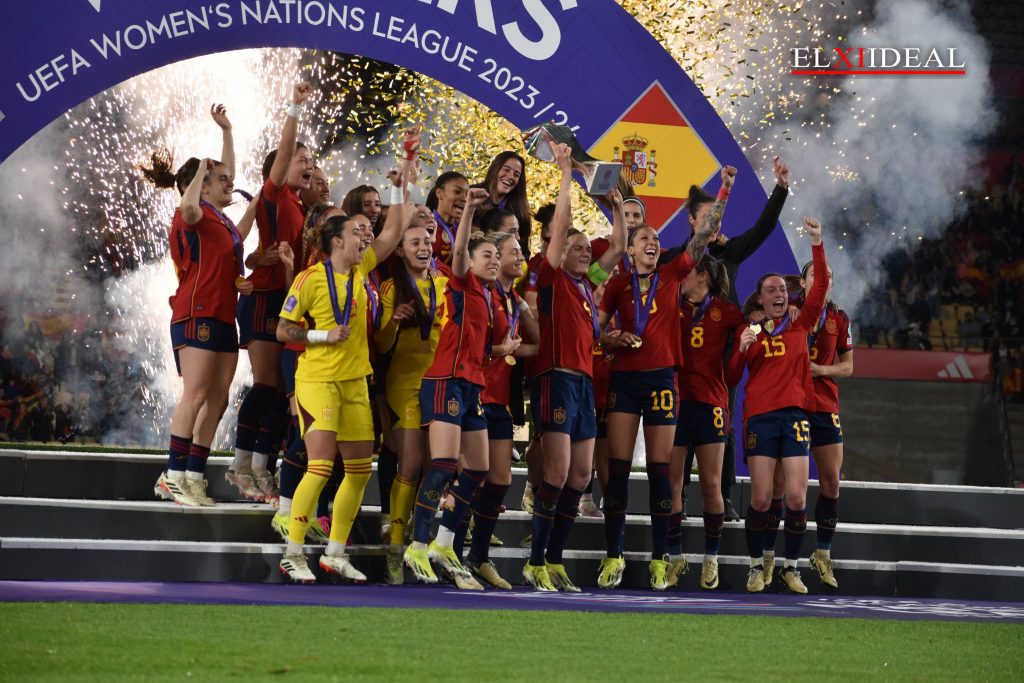 La Selección Española levantando el trofeo como campeona de la Nations League