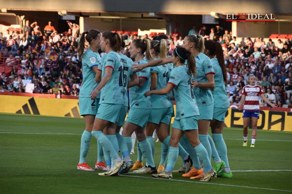 Jugadoras del FC Barcelona tras el primer gol de Fridolina Rolfö